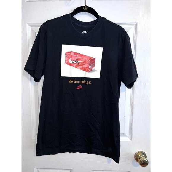 NIKE Tee We’ve Been Doing It Shoebox Black T-Shirt Size Small DV2656-010 - Picture 1 of 9